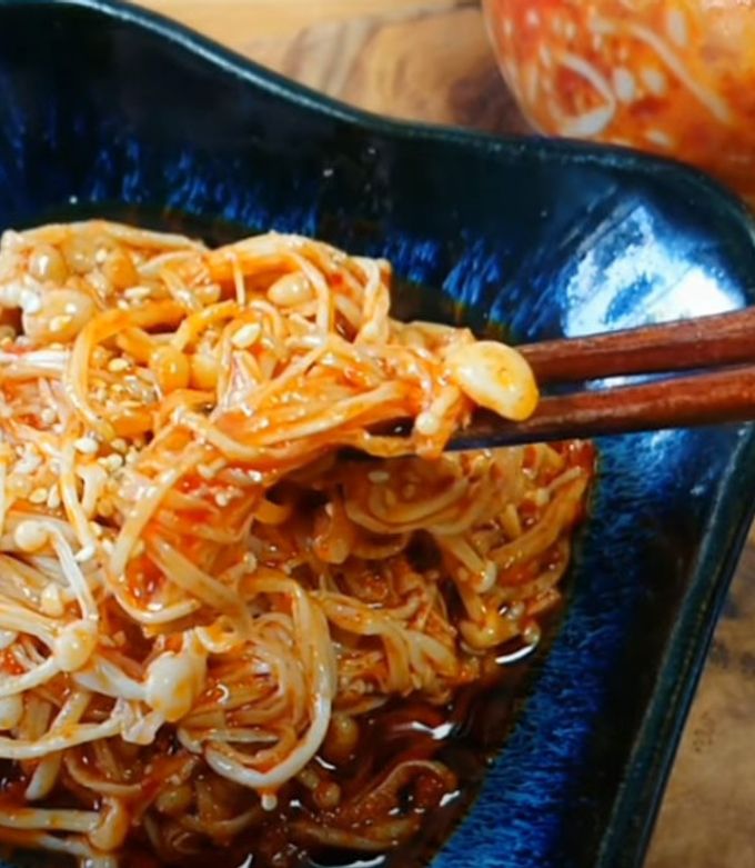エノキのラー油漬け。無限に食べれます-レシピのメイン写真