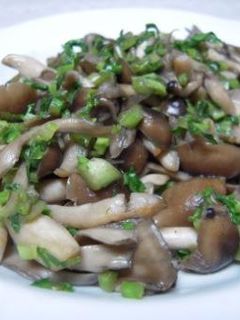 超簡単!!きのこと大根の葉っぱの炒め物♪-レシピのメイン写真