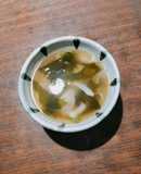 ワカメとレタスと玉ねぎのめんつゆスープ