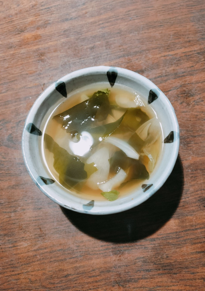 ワカメとレタスと玉ねぎのめんつゆスープ-レシピのメイン写真