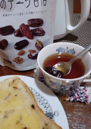 紅茶にデーツほんのり甘くてフルーティー-レシピのメイン写真