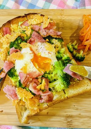 火を使わない温玉ベーコンオープンサンド-レシピのメイン写真