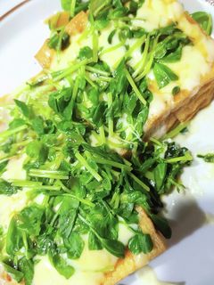 簡単レンチン 厚揚げの豆苗、チーズ乗せ-レシピのメイン写真