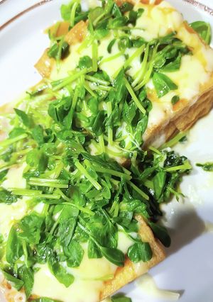 簡単レンチン 厚揚げの豆苗、チーズ乗せ-レシピのメイン写真