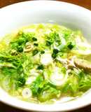 セロリと蒸し鶏の煮込みそば　発酵玉葱