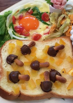 トーストにきのこの山トッピング-レシピのメイン写真