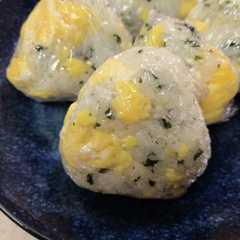 รูปของ 玉子とワカメのおにぎり