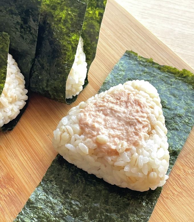 まさにコンビニの…ツナマヨおにぎり by キンプリ 【クックパッド