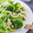 旬のキウイと蒸し鶏のグリーンサラダ♬