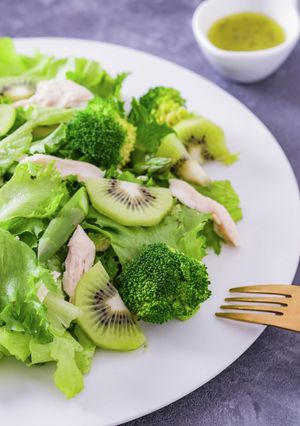 旬のキウイと蒸し鶏のグリーンサラダ♬-レシピのメイン写真