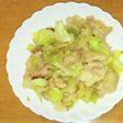 鶏皮とキャベツの塩コショウ炒め