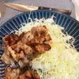 漆黒の塩ダレ豚バラ肉とキャベツ