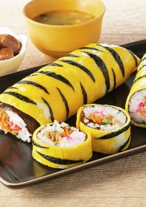 イシイのとりそぼろでトラ柄恵方巻-レシピのメイン写真