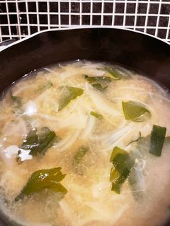 玉ねぎとワカメのみそ汁-レシピのメイン写真