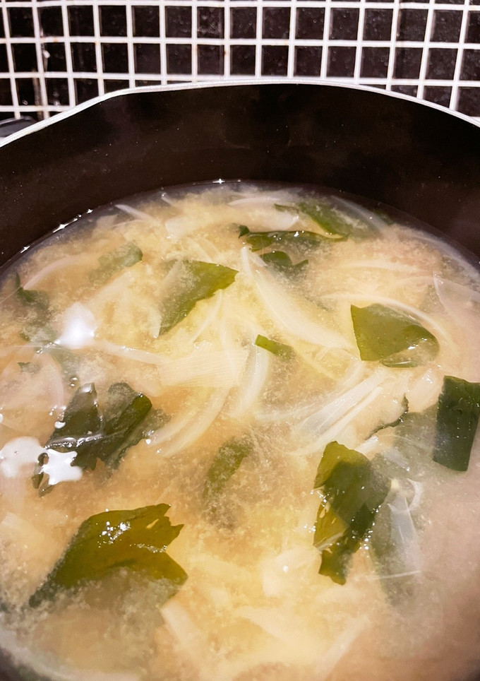 玉ねぎとワカメのみそ汁-レシピのメイン写真