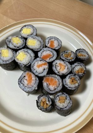 細巻き、卵、サーモン、納豆。-レシピのメイン写真