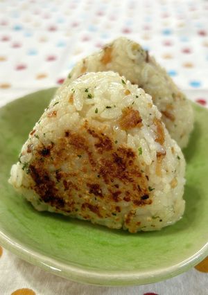 バター香る♪オニオンペッパー焼きおにぎり-レシピのメイン写真