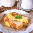 半熟チーズオムレツのホットサンド
