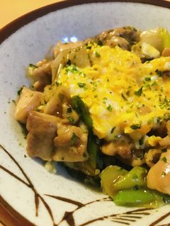 市販タレで簡単●焼き鳥/焼き鳥いり玉子丼-レシピのメイン写真