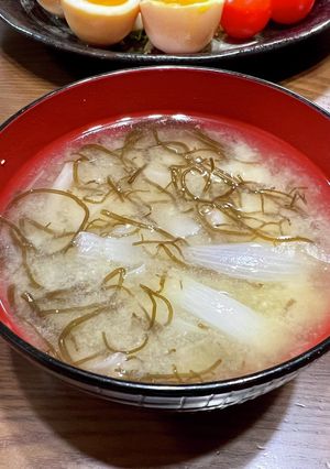 春仕様✨新玉ねぎともずくのお味噌汁-レシピのメイン写真
