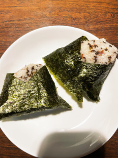紫蘇の実と梅の海苔お結び-レシピのメイン写真