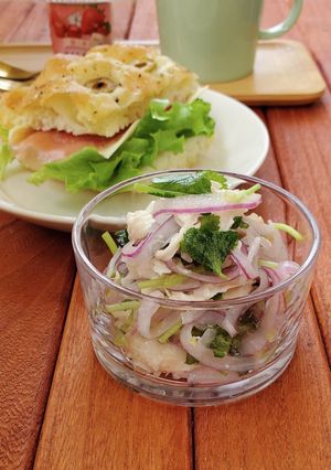 赤玉ねぎと鶏肉と三つ葉のサラダ-レシピのメイン写真