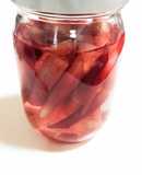 美しい薄紅色したミョウガの茎の酢漬け