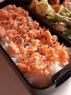 オレンジが綺麗☆ごま塩鮭ちらし弁当-レシピのメイン写真