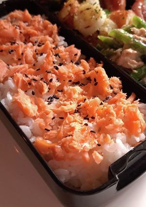 オレンジが綺麗☆ごま塩鮭ちらし弁当-レシピのメイン写真