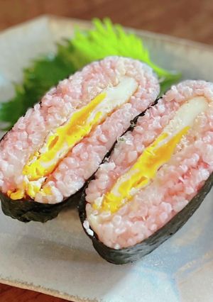 卵とツナマヨで春色おにぎらず-レシピのメイン写真