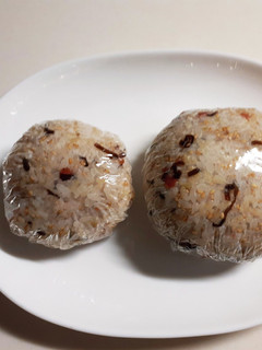 梅干しと塩昆布とプチプチ白ごまのおにぎり-レシピのメイン写真