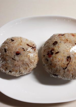 梅干しと塩昆布とプチプチ白ごまのおにぎり-レシピのメイン写真