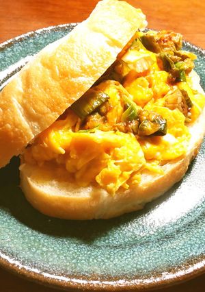 蕗の薹とスクランブルエッグのサンドイッチ-レシピのメイン写真