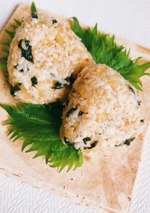 沢庵入り雑魚と乾燥わかめのおかかおにぎり-レシピのメイン写真
