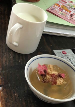 わらび餅の上に桜の塩漬けを-レシピのメイン写真