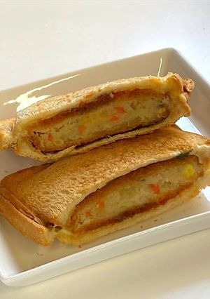 ピザソースとチーズ♪コロッケホットサンド-レシピのメイン写真