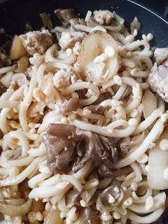 ストックしてたおかずで、うどん焼き〜-レシピのメイン写真