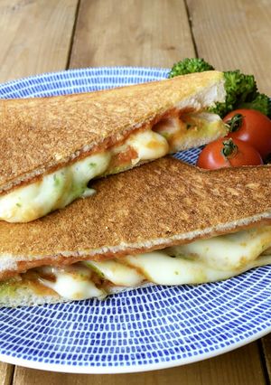 簡単♪マルゲリータ風ホットサンド-レシピのメイン写真