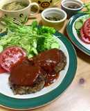 パン粉をまぶしたハンバーグステーキ