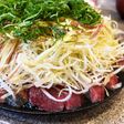 薬味たっぷり 塩ごま油で食べる鰹の刺身