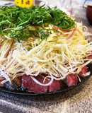 薬味たっぷり　塩ごま油で食べる鰹の刺身