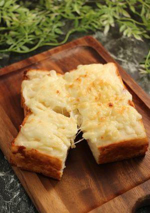 簡単！もちもち米粉パン　チーズトースト-レシピのメイン写真