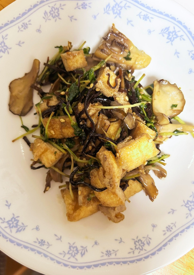 塩昆布と豆苗と油揚げと舞茸の炒め物-レシピのメイン写真