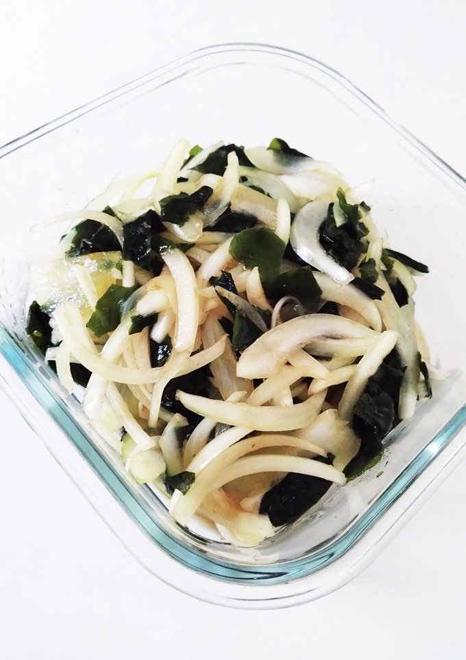 玉ねぎとワカメの和え物♪-レシピのメイン写真