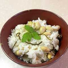 รูปของ 大豆の水煮と塩昆布で大豆ご飯