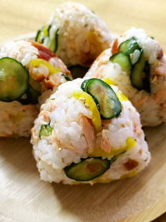 食べよう朝ごはん!鮭ときゅうりのおにぎり-レシピのメイン写真