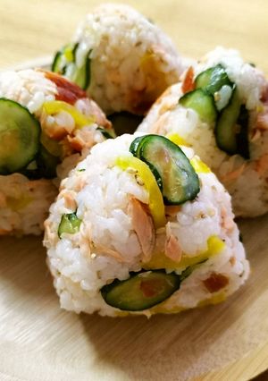 食べよう朝ごはん！鮭ときゅうりのおにぎり-レシピのメイン写真