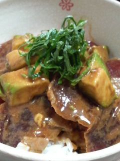 漬けマグロとアボカドのねりゴマさくさく丼-レシピのメイン写真