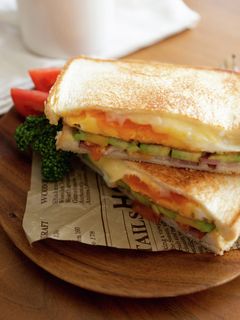 半熟卵とアボカドのホットサンド。-レシピのメイン写真