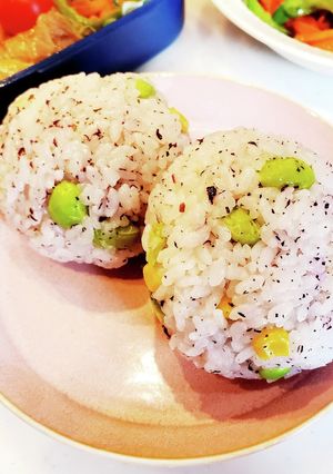☆枝豆とコーンとゆかりの春色おむすび☆-レシピのメイン写真